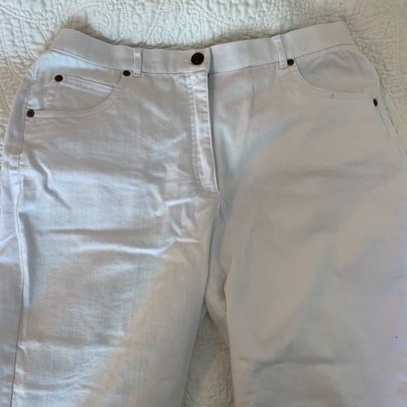 US12_White jean clam diggers - Picture 2 of 5